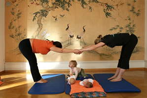 Rckbildungsyoga mit Babyyoga und -massage